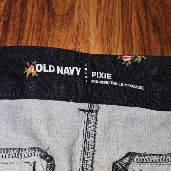 Old Navy Mid-Rise Black and Pink Floral Pixie Pants Womens Size 6 - Picture 4 of 7